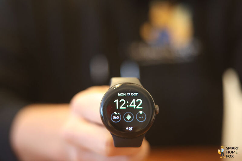Man sieht die Google Pixel Watch.